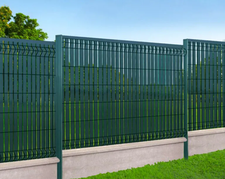 Pourquoi installer une clôture grillagée – SGC Fermetures Illustration des avantages d'une clôture grillagée pour sites industriels