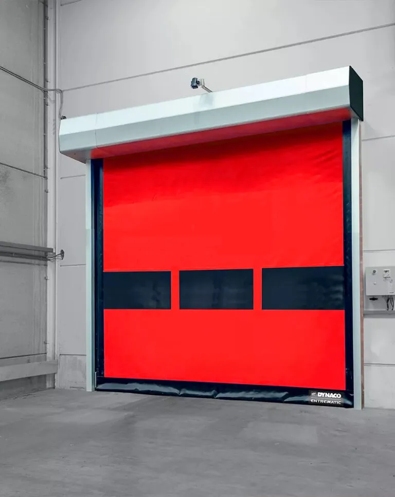 Installation porte rapide industrielle Porte rapide souple installée dans un site industriel par SGC Fermetures