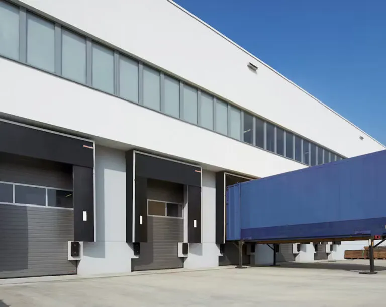 Pourquoi installer un niveleur de quai – SGC Fermetures Illustration des avantages d’un niveleur de quai pour la logistique