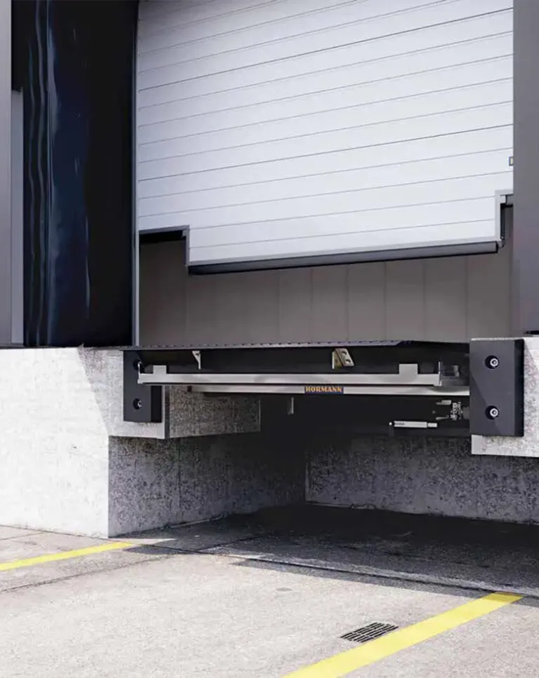 Niveleur à lèvre rabattable – SGC Fermetures Niveleur de quai à lèvre rabattable installé par SGC Fermetures