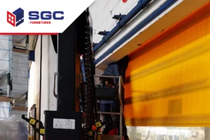 Porte industrielle bloquée sur site logistique nécessitant une intervention de dépannage