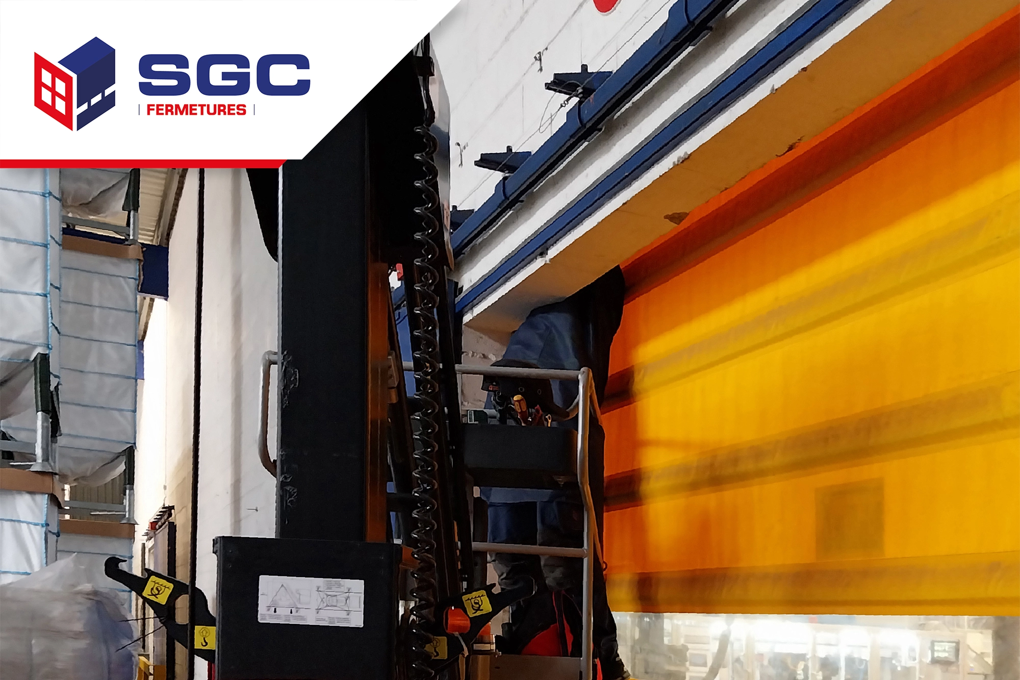 Porte industrielle bloquée sur site logistique nécessitant une intervention de dépannage
