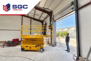 Porte industrielle installée sur un bâtiment professionnel par SGC Fermetures