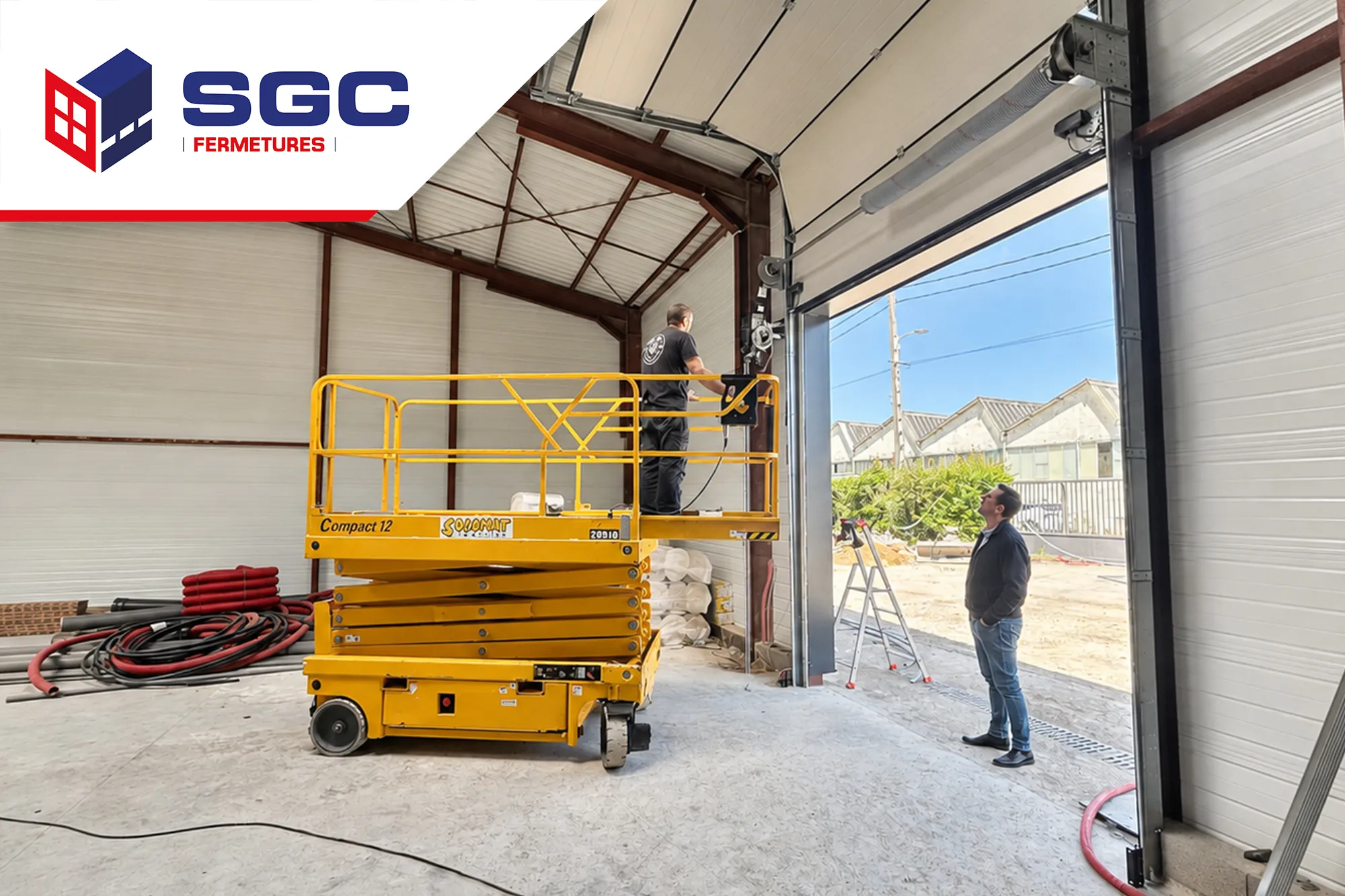 Comment choisir une porte industrielle adaptée à son activité ? Porte industrielle installée sur un bâtiment professionnel par SGC Fermetures