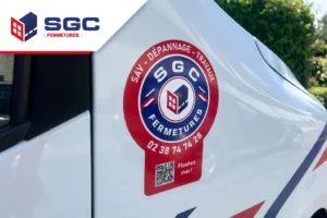Technicien SGC Fermetures réalisant une maintenance préventive sur une porte industrielle