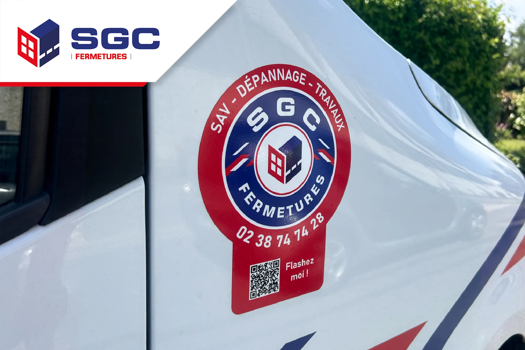 Maintenance préventive des fermetures industrielles Technicien SGC Fermetures réalisant une maintenance préventive sur une porte industrielle