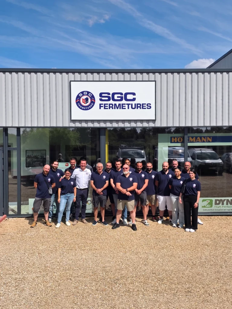 Équipe SGC Fermetures réunie devant les locaux de l’entreprise en 2026