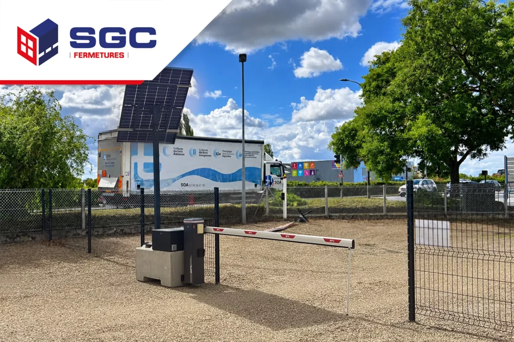 Nouvelle entrée de SGC Fermetures avec barrière automatique solaire Barrière automatique solaire installée à la nouvelle entrée de SGC Fermetures