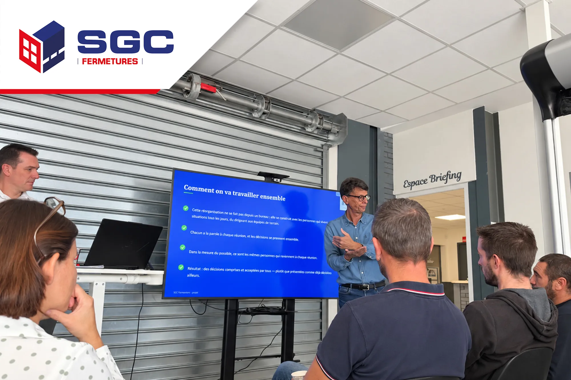 Réunion sur l'organisation d'entreprise chez SGC Fermetures Réunion d'équipe sur l'organisation d'entreprise chez SGC Fermetures avec Jérôme Korenfeld